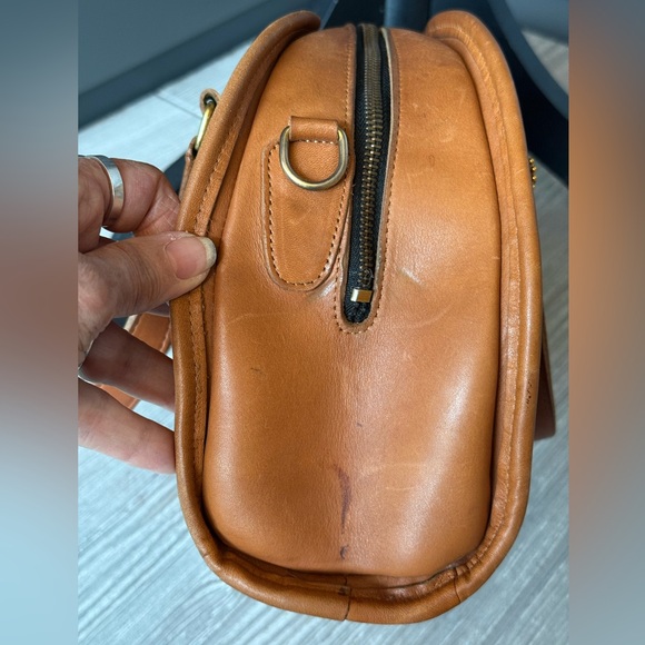 Vintage Chadwick Bowler Bag 012-3445 in British tan. Crossbody/dual short handle - Picture 5 of 16